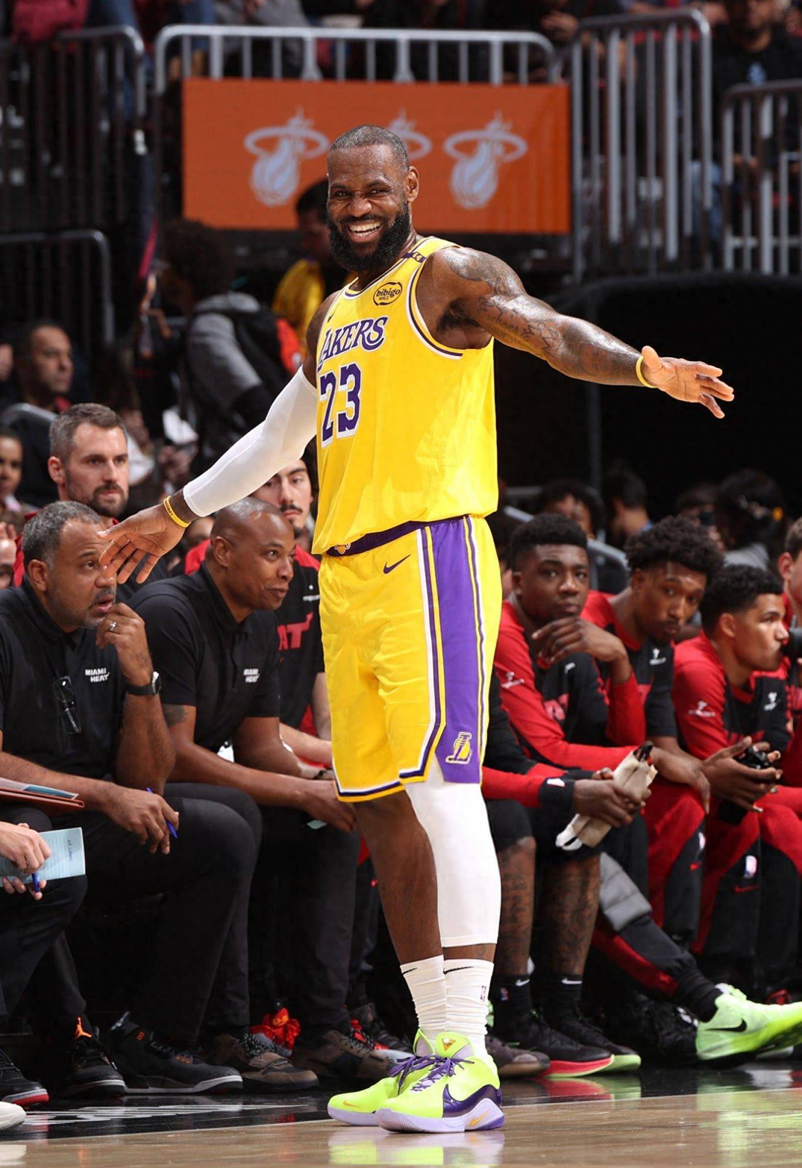 往事回望，幾多感傷。還好！天亮！