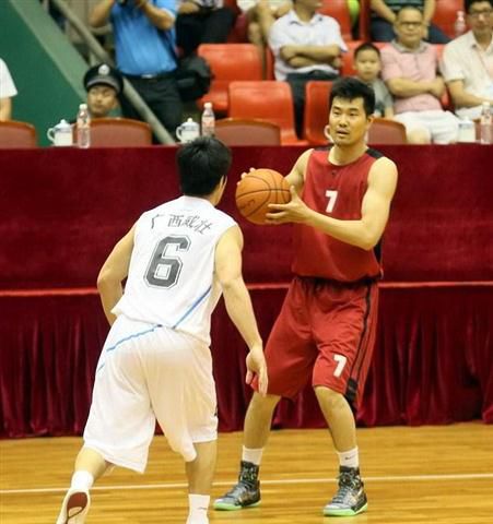 拜仁客战斯图加特：雅克松、金玟哉首发，乌尔比希出战