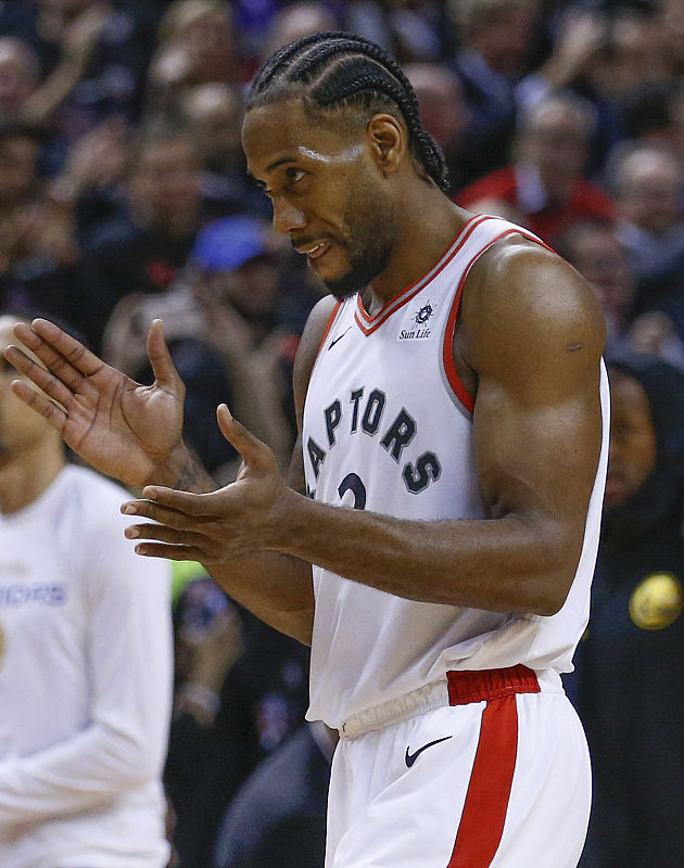 太拼了！杨瀚森与火箭内线肉搏缠斗，右臂出现两道大血印